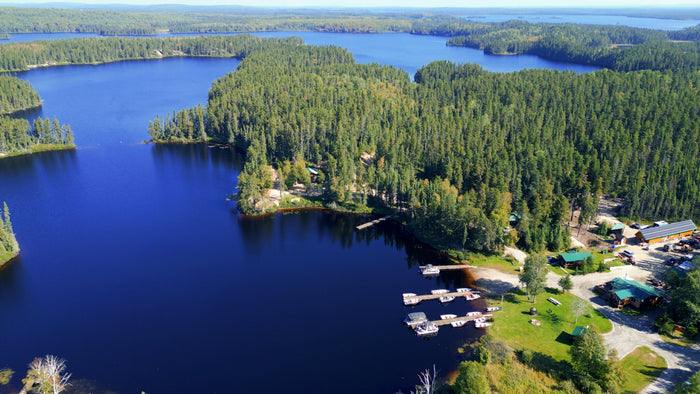 Lac Tessier - Vue aérienne camp de pêche avec système de panneaux solaires