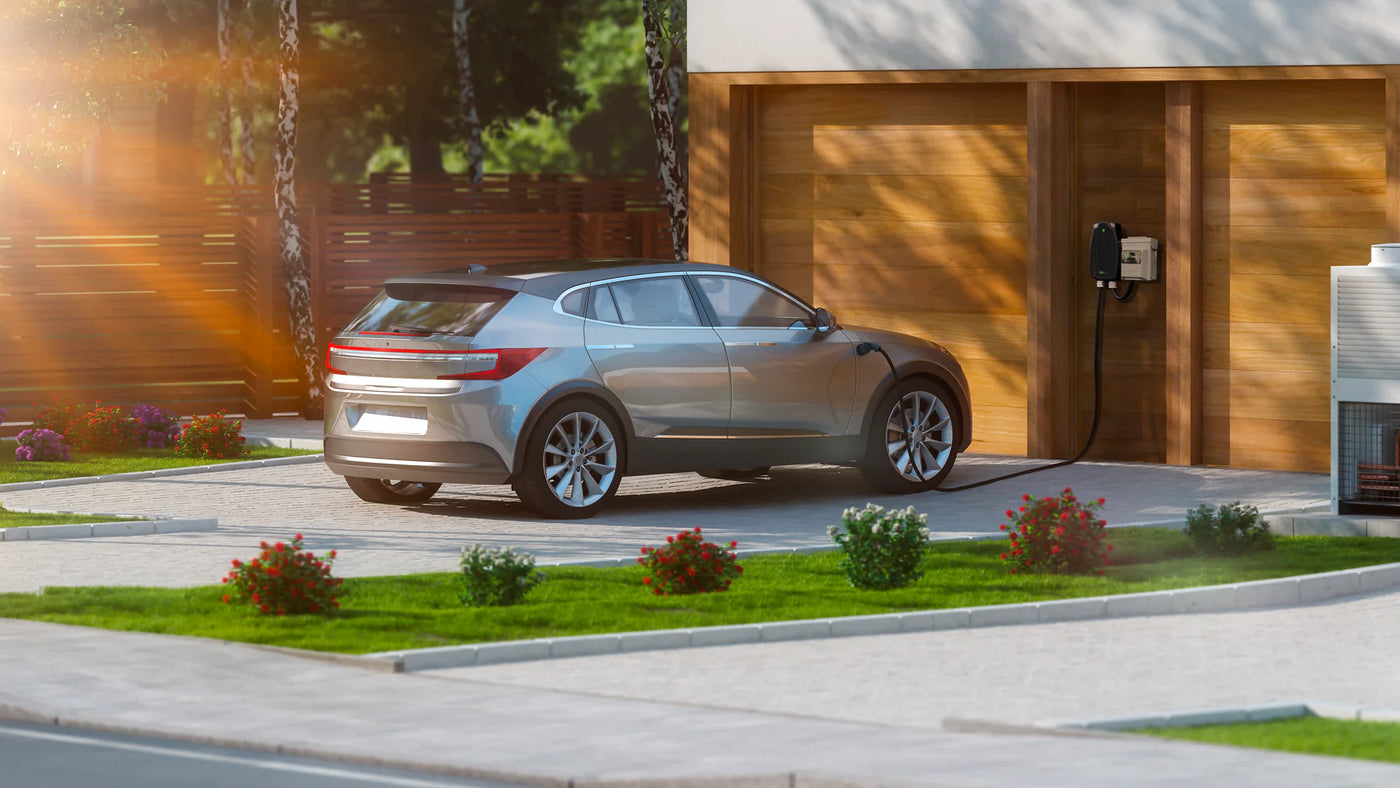 Voiture électrique rechargeant sur une borne de recharge EVDuty 240V niveau 2 à la maison