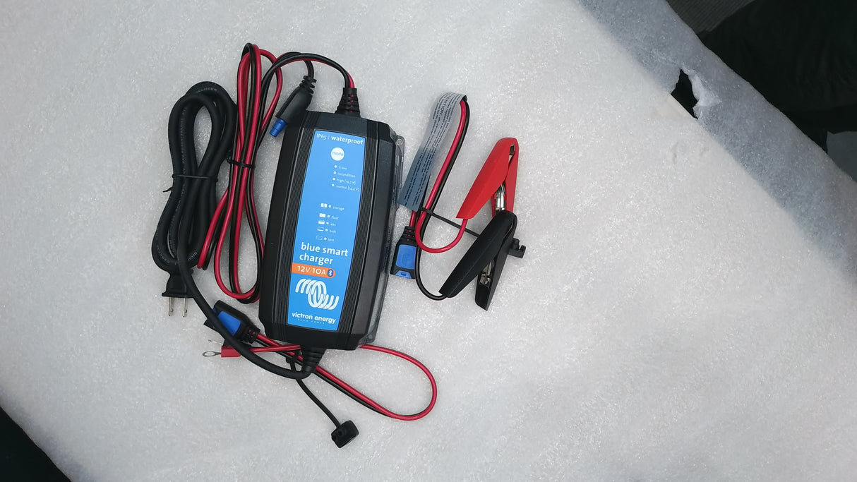 Boîte ouverte #TCNXX- Chargeur Blue Smart IP65 12V/10 120V NEMA 1-15P de Victron Energy | BPC121031104R