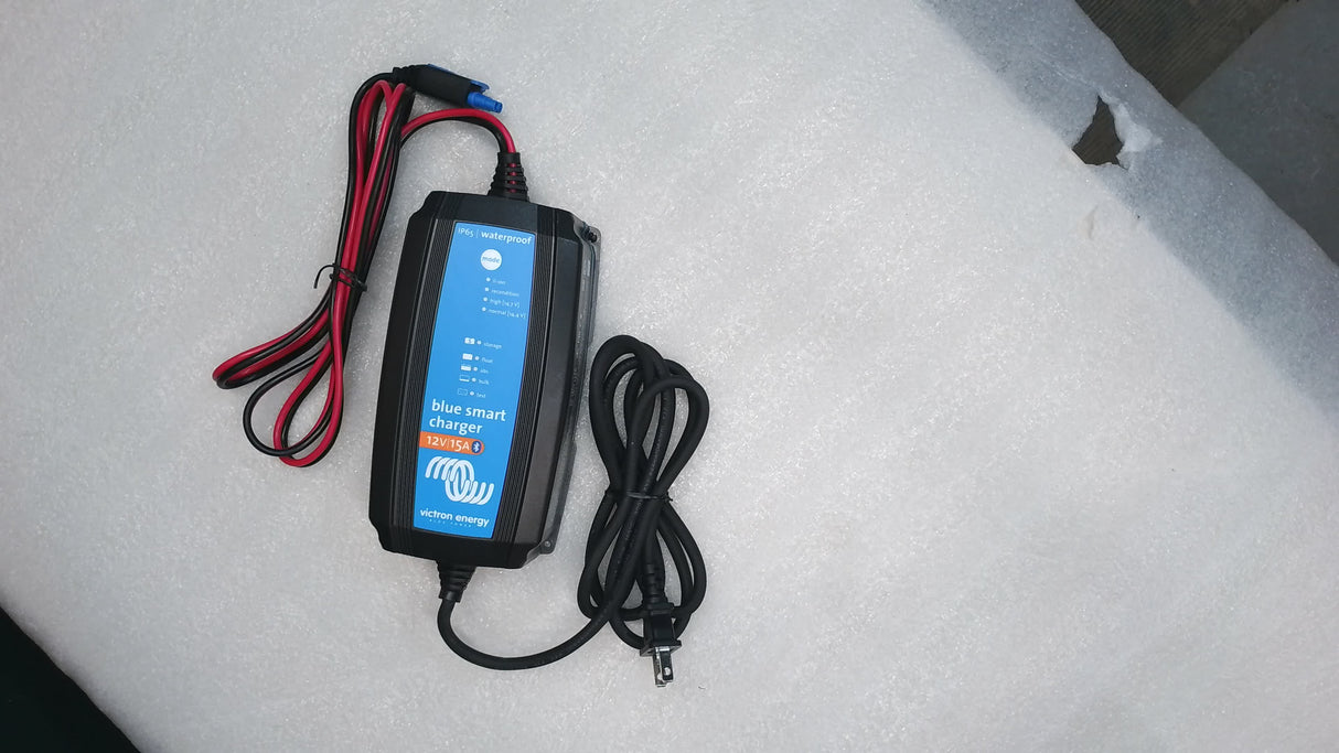 Boîte ouverte #W4TV9 - Chargeur Blue Smart IP65 12V/15(1) 120V NEMA 1-15P de Victron Energy | BPC121531104R