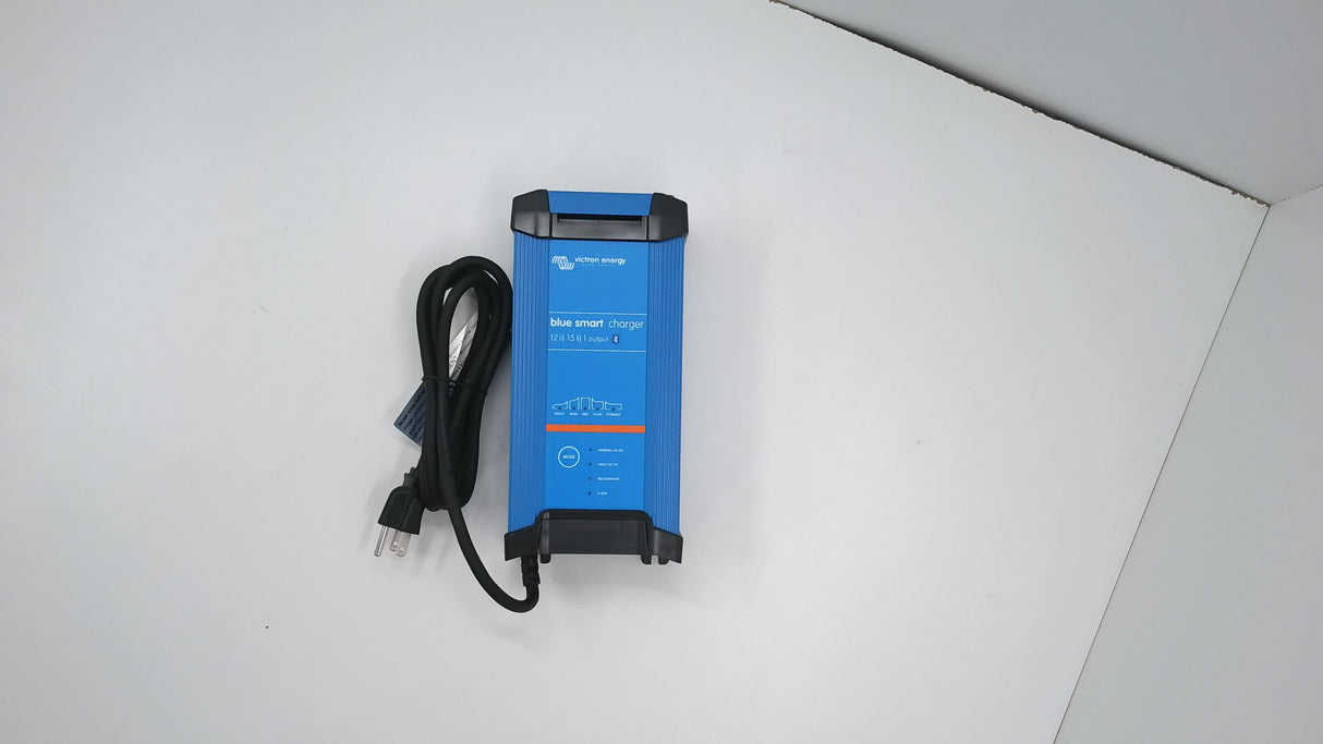 Boîte ouverte  #M9N9N - Chargeur Blue Smart IP22 12V/15(1) 120V NEMA 5-15 - 1 sortie de Victron Energy | BPC121545102