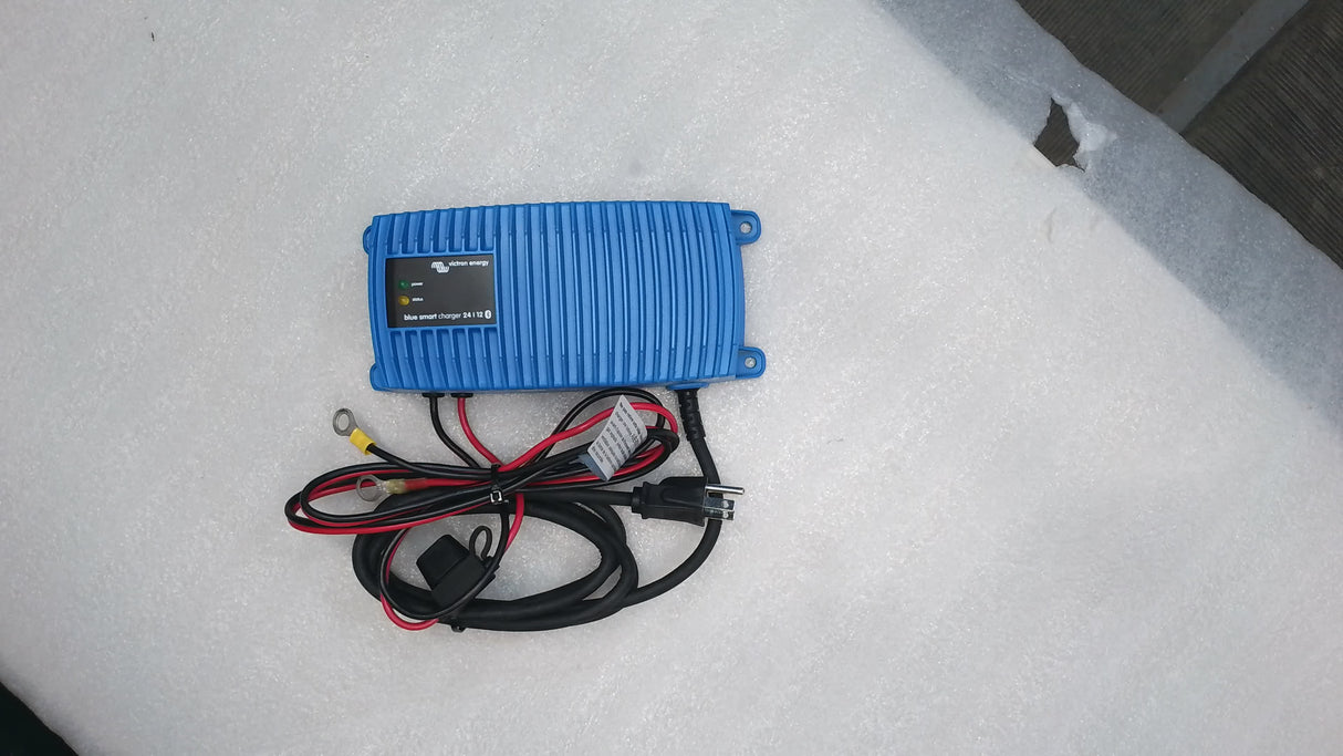 Boîte ouverte #M3VD6 - Chargeur Blue Smart IP67 24V/12 120V NEMA 5-15 de Victron Energy | BPC241247106