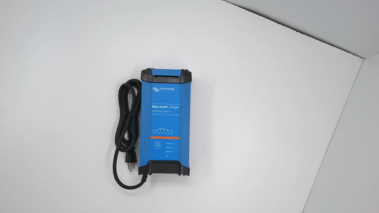Boîte ouverte #V43HE - Chargeur Blue Smart IP22 24V/16(1) 120V NEMA 5-15 - 1 sortie de Victron Energy | BPC241647102