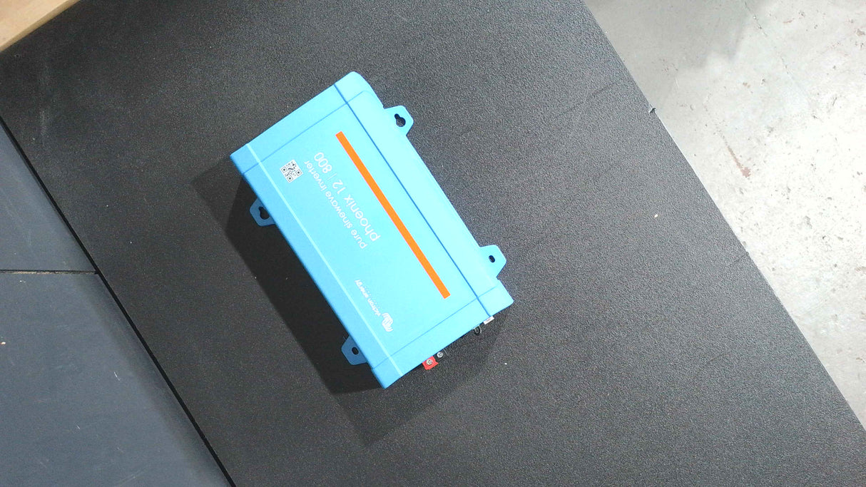 Boîte ouverte #DXWDD - Onduleur Phoenix 12/800 120V VE.Direct NEMA 5-15R de Victron Energy | PIN121800500