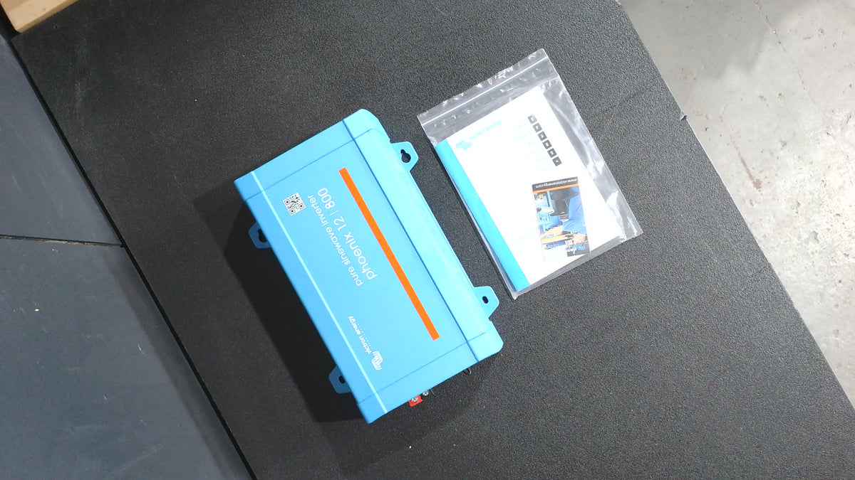 Boîte ouverte #TQ3RZ - Onduleur Phoenix 12/800 120V VE.Direct NEMA 5-15R de Victron Energy | PIN121800500