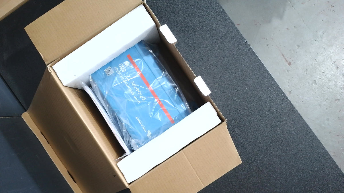 Boîte ouverte #TQ3RZ - Onduleur Phoenix 12/800 120V VE.Direct NEMA 5-15R de Victron Energy | PIN121800500