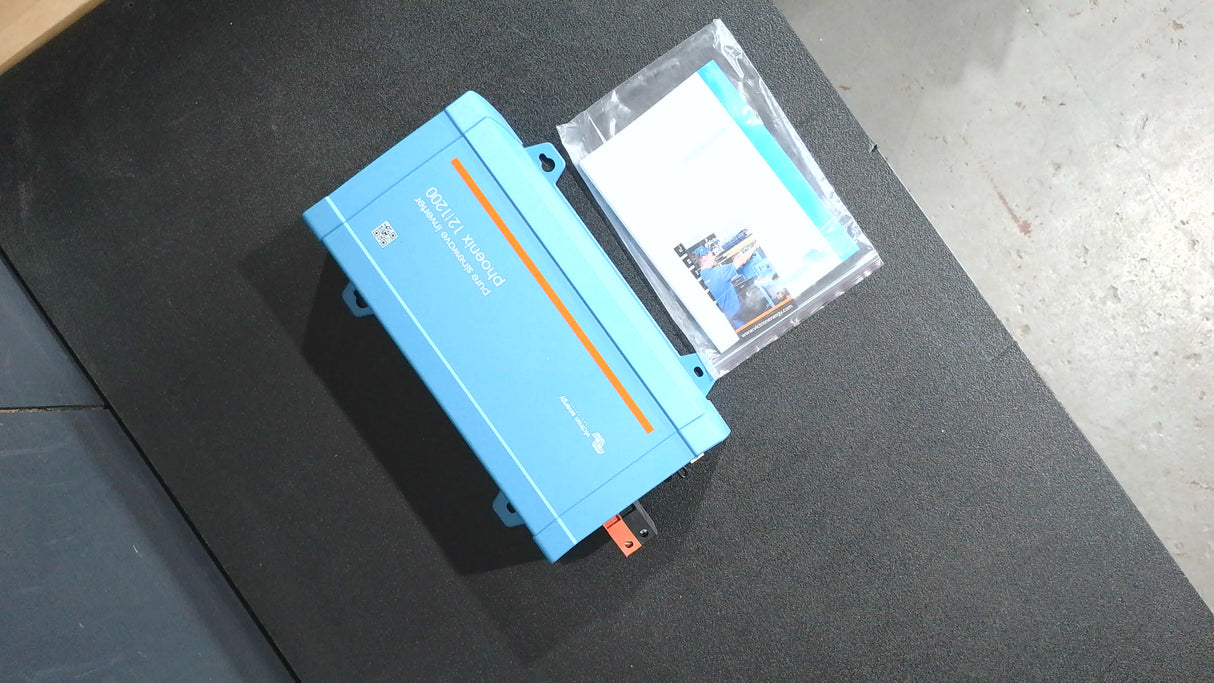 Boîte ouverte #M9VKH -Onduleur Phoenix 12/1200 120V VE.Direct NEMA GFCI de Victron Energy | PIN122122510