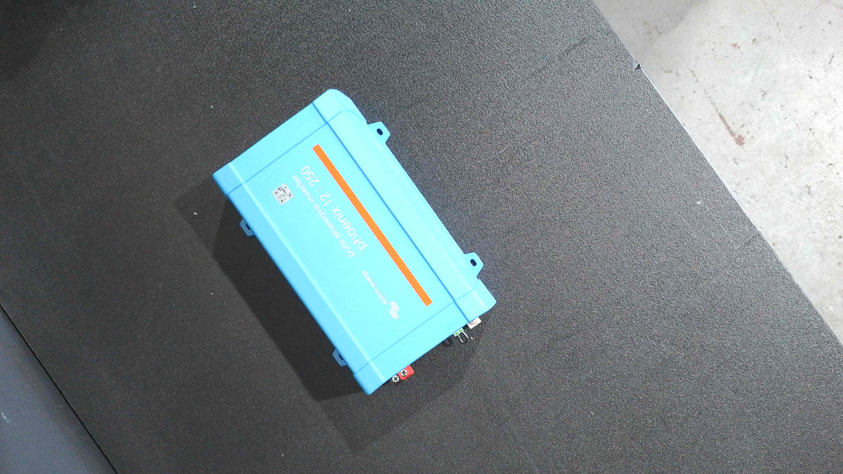 Boîte ouverte #MPUEP - Onduleur Phoenix 12/250 120V VE.Direct NEMA GFCI (UL 458) de Victron Energy | PIN122510510