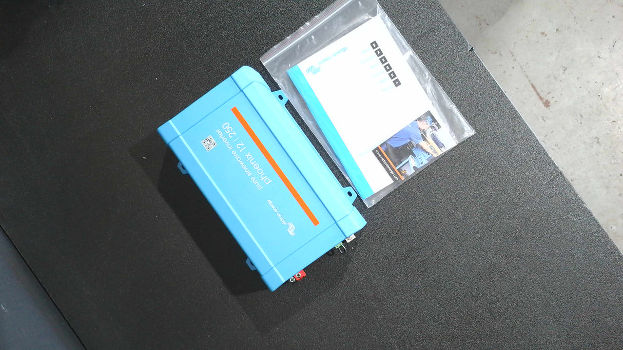 Boîte ouverte #MPUEP - Onduleur Phoenix 12/250 120V VE.Direct NEMA GFCI (UL 458) de Victron Energy | PIN122510510