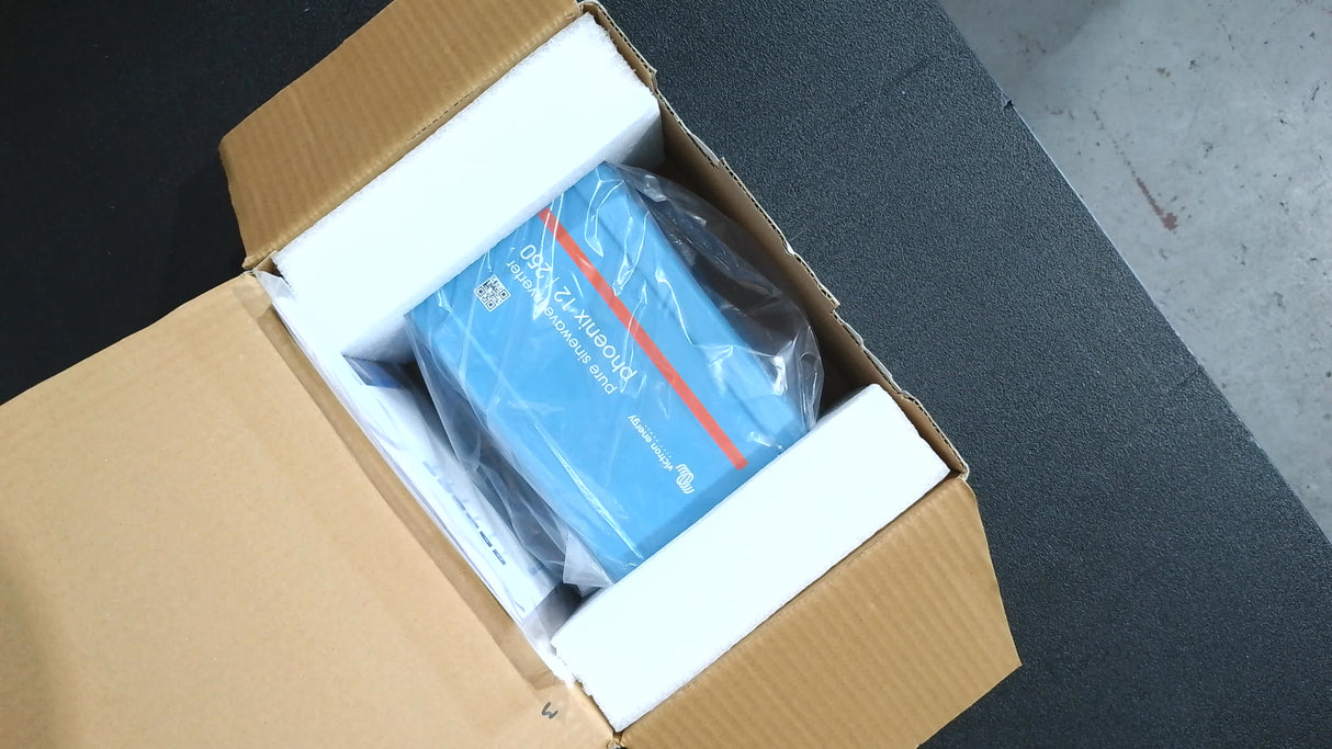 Boîte ouverte #MPUEP - Onduleur Phoenix 12/250 120V VE.Direct NEMA GFCI (UL 458) de Victron Energy | PIN122510510