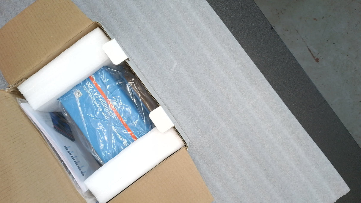 Boîte ouverte  #Q6WFA - Onduleur Phoenix 24/250 120V VE.Direct NEMA 5-15R de Victron Energy | PIN242510500