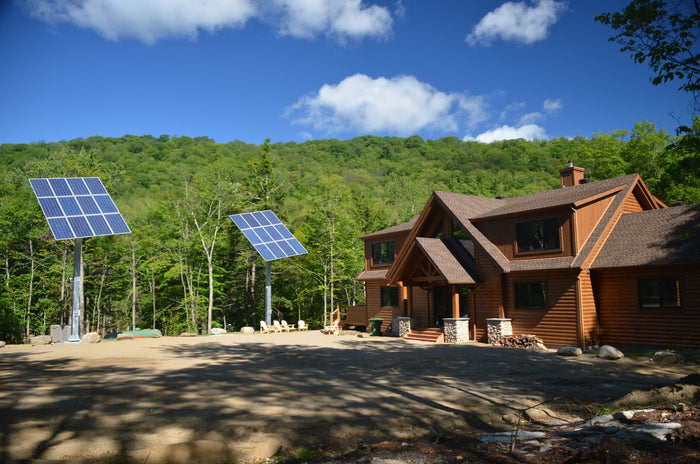 Ogg-Grid solar cottage equipped with solar panel on a tracker